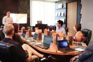Empreendedor construindo marca pessoal no laptop com fundo de negócios profissional EUA 2026