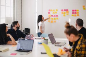 Reunião de equipe em pequena empresa - estratégias de retenção de funcionários EUA 2026